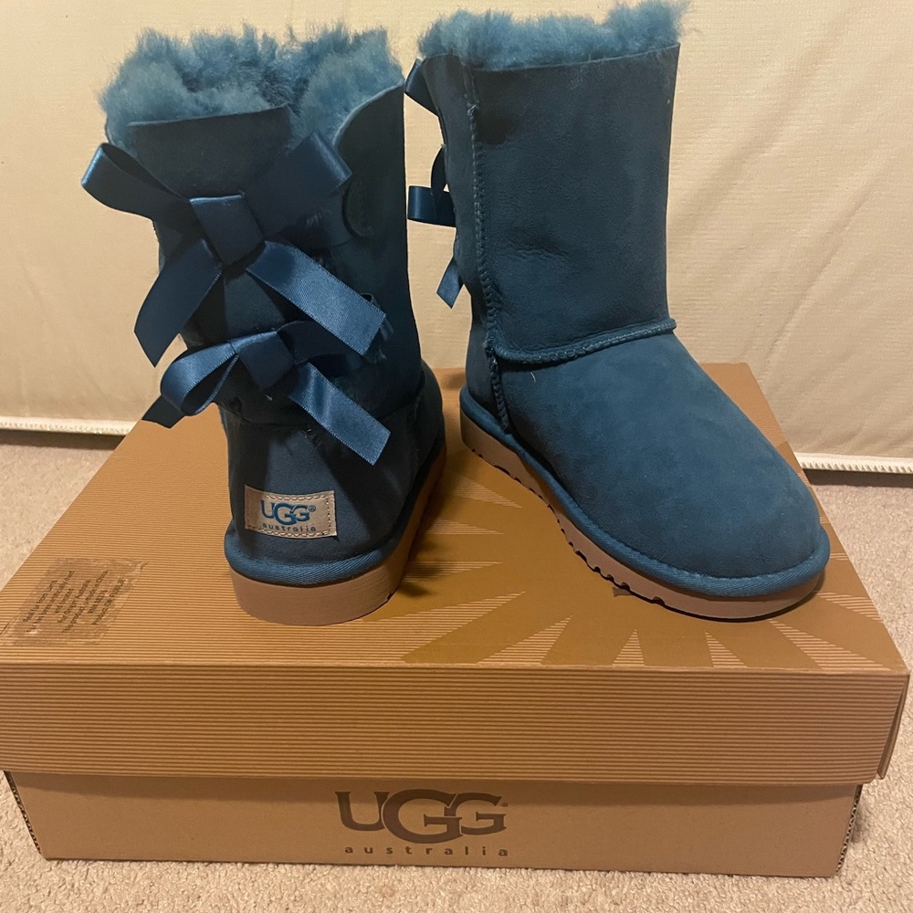 Size 4 Bailey Bow Kid Uggs